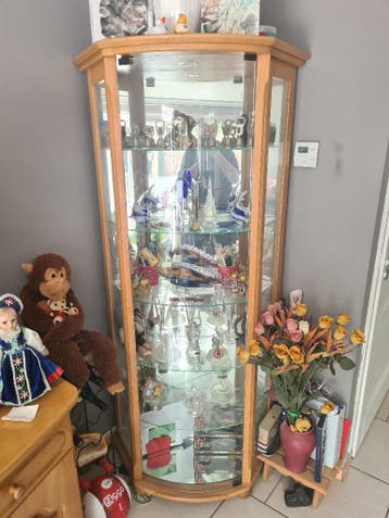 GRATIS OP TE HALEN: Grenen Vitrine Kast met verlichting
