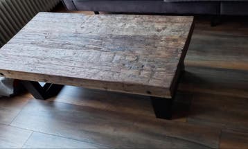 Robuuste houten salontafel met metalen poten