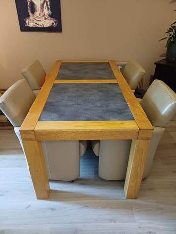Eettafel met stoelen