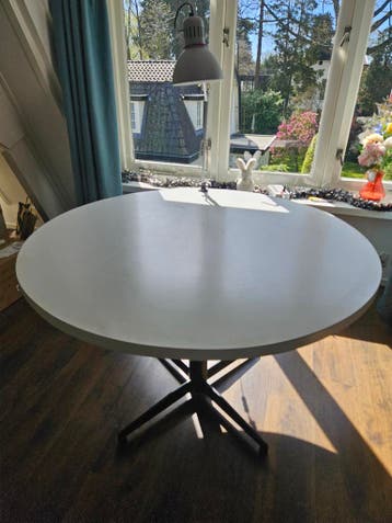Ronde witte eettafel