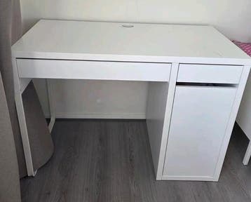 Gratis wit IKEA Micke bureau met lades en kastje