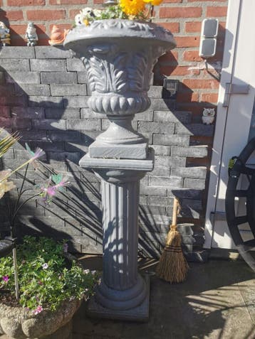 Gratis af te halen betonzuil met bloempot