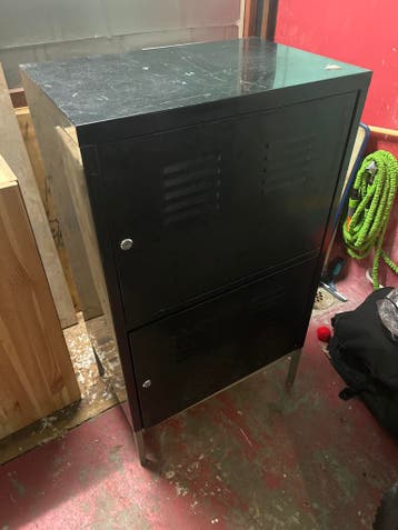Gratis metalen kastje met twee deuren