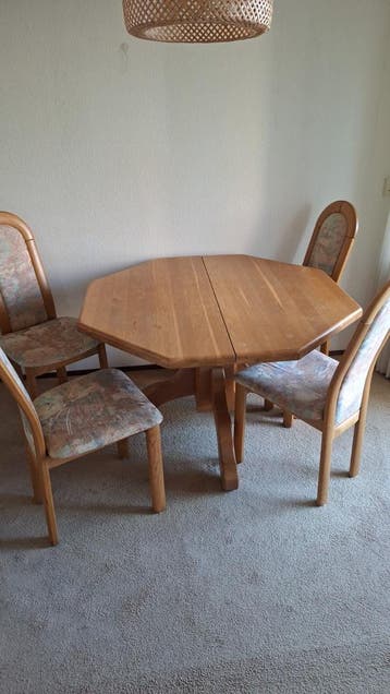 Houten eettafel met 4 stoelen - Gebruikt