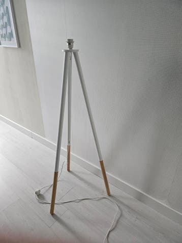 Gratis vloerlamp wit met hout lampenvoet