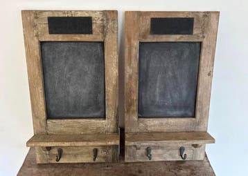 2 houten kapstokjes met krijtbordje