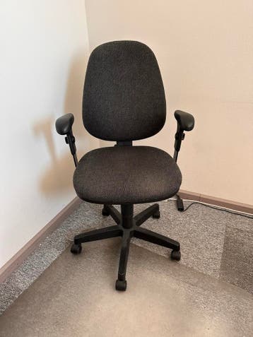 Comfortabele zwarte bureaustoel met armleuningen