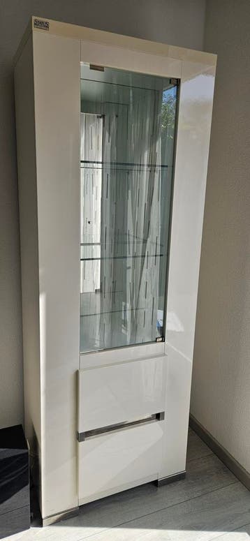 Hoogglans witte vitrinekast gratis af te halen