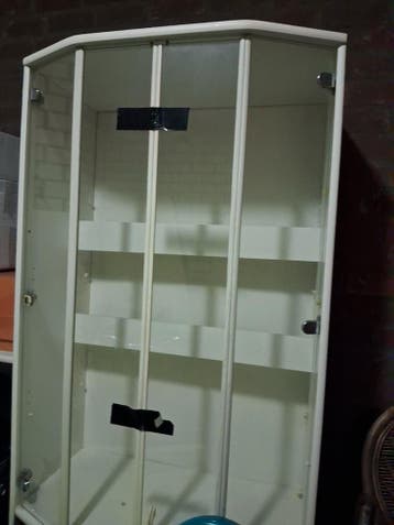 Glazen vitrinekast met planken