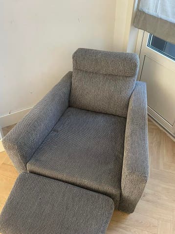 Comfortabele grijze fauteuil met voetenbank