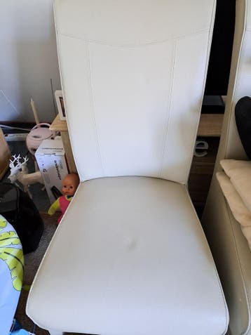 Twee eetkamer stoelen beetje kaal gratis