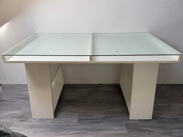 Wit bureau met glasplaat