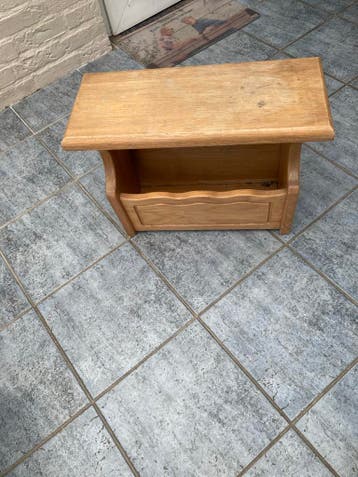 Houten bijzettafel met tijdschriftenrek