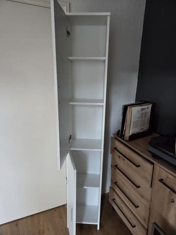 Smalle hoge witte kast - L190 x B32 x D25