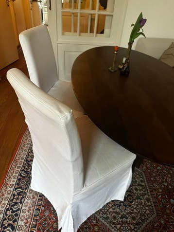 GRATIS: 2 IKEA Henriksdal Stoelen met Witte Hoezen