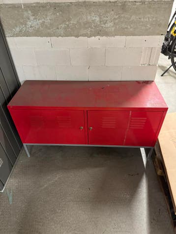 Gratis  oud ijzer/Rood metalen kastje met 2 deuren