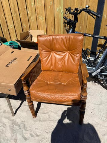 Mooie, oude stoel met leren kussens