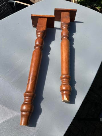 Twee houten tafelpoten