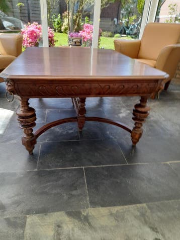 Antieke houten salontafel met sierlijke details