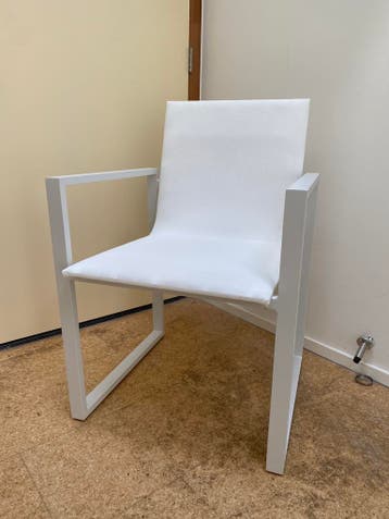(Gratis) Twee witte stoelen