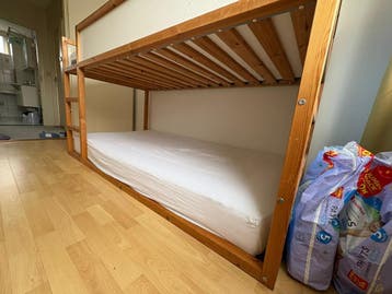 Ikea stapelbed met blauwe moet snel weg