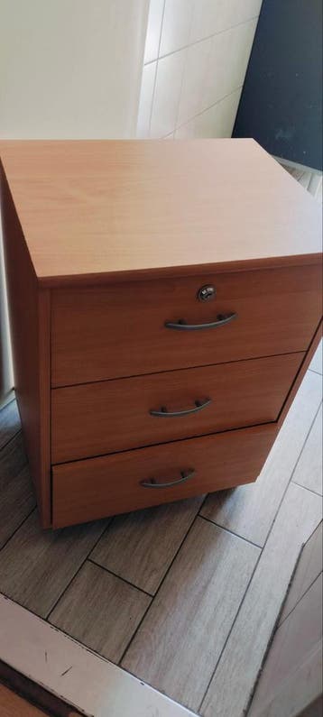 Nachtkastje met 3 lades en slot