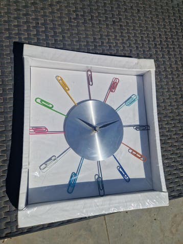 Gratis Trendy Klok Paperclip Design - Uniek en Kleurrijk