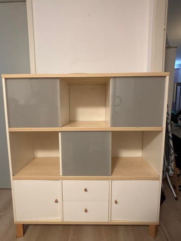 Houten kast met deuren, lades en schuifpanelen