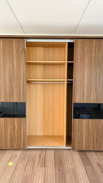 Ruime kledingkast met schuifdeuren (345 x 240 x 70)