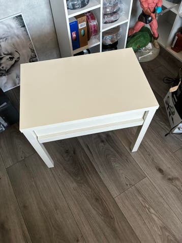 Wit tafeltje met la  gratis op te halen