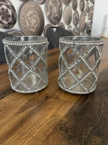 Gratis: Set van 2 glazen kandelaars met strass