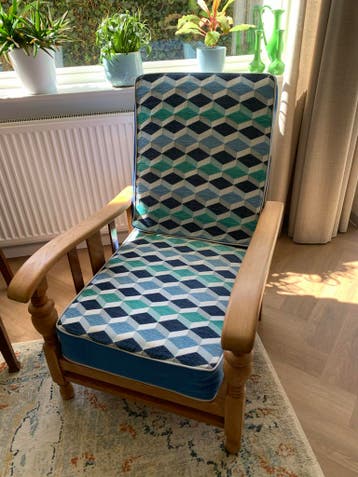 Twee-zits bankje en 2 stoelen gratis af te halen