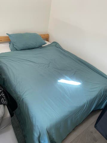 Gratis IKEA Neiden bedframe met matras 140x200 cm