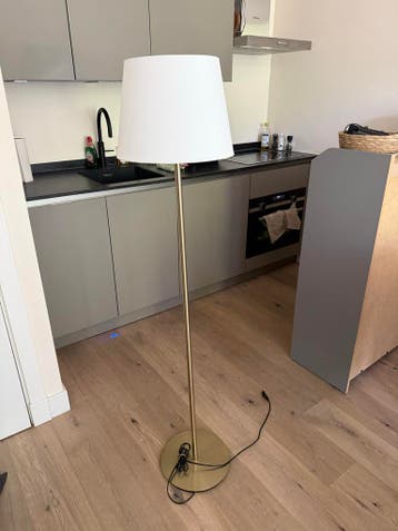 Gouden lamp met witte kap (SKAFTET)