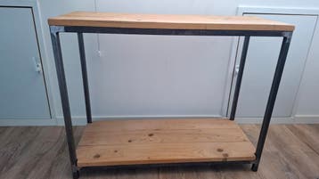 Stevige stellingkast met houten planken en metalen frame