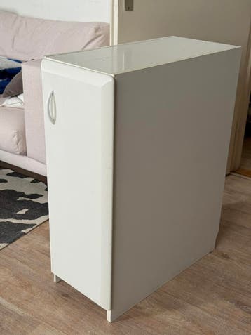 Wit smal diep kastje