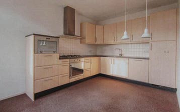 Complete hoekkeuken ongeveer 15 jaar oud + inbouwapparatuur