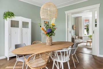 Gratis afhalen 2x witte houten stoel + 2x rotan ikea stoel