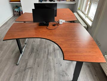 2 Hoekbureaus en bureaustoel -Gratis ophalen voor Koningsdag