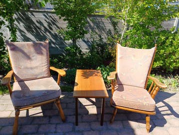2 ouderwetse stoeltjes en tafeltje