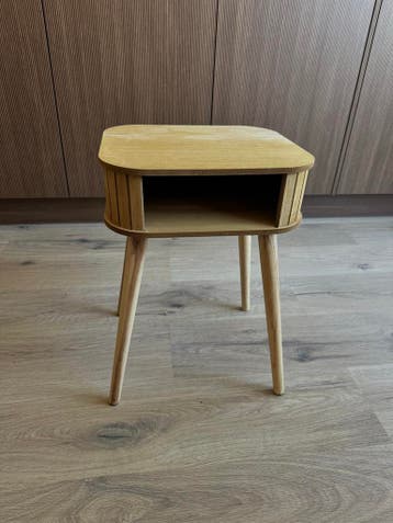 Houten nachtkastje met open vak