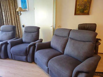 Bankstel: 2-zitsbank en 2 fauteuils (waarvan 1 elektrisch)