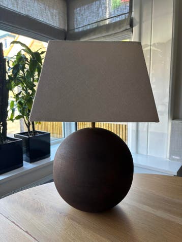 Gratis! Tafellamp / schemerlamp bolpoot met beige kap