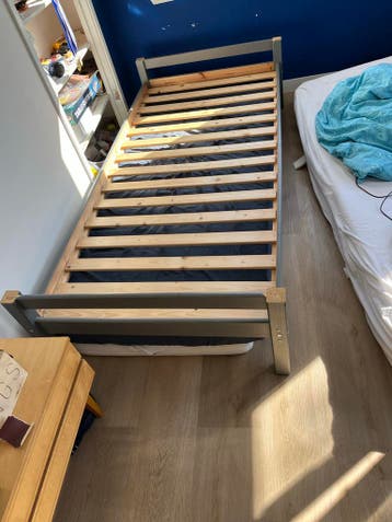 Onderkant stapelbed Senn - Grijs houten bedframe met lattenb
