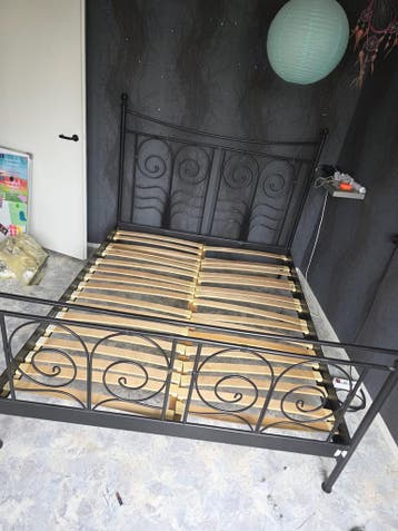 Metalen bedframe met lattenbodem