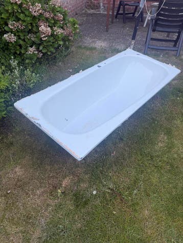 Oud ijzeren badkuip voor recycling