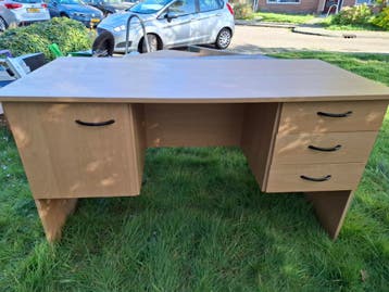 Mooi stevig bureau 1.25 m lang, 0.58 breed en 0.70 hoog