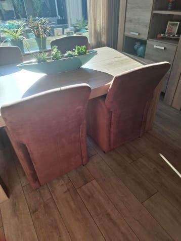 4  stoelen met wieletjes. Per direct gratis op te halen