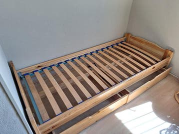 Eenpersoonsbed met lattenbodem en opberglades