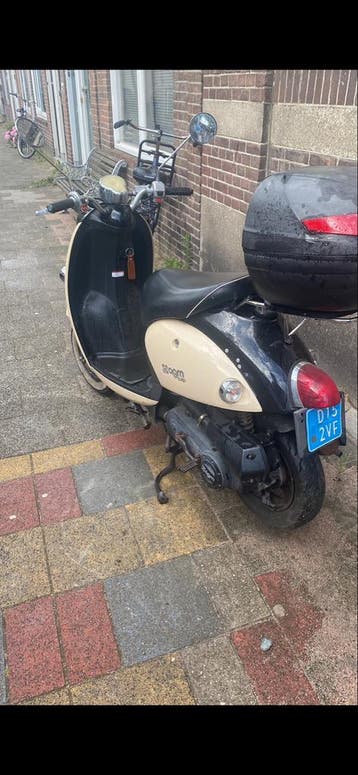 AGM 50cc scooter met nieuwe banden - start niet